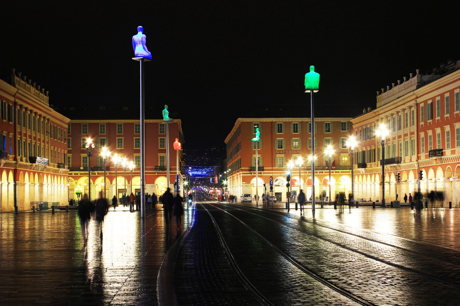 How to see the illuminated statues in Nice