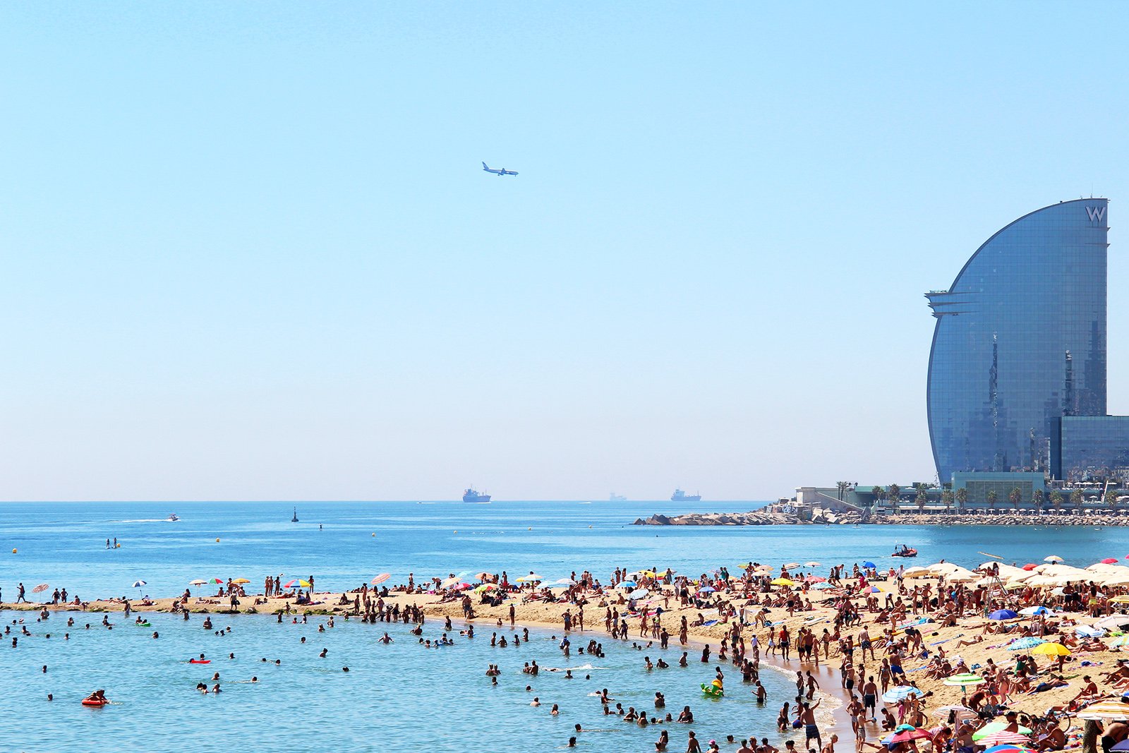 How to take a sun tan on the Barceloneta Beach in Barcelona