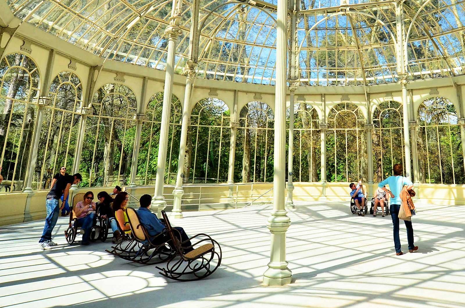 How to sit in a rocking-chair in the Crystal Palace in Madrid