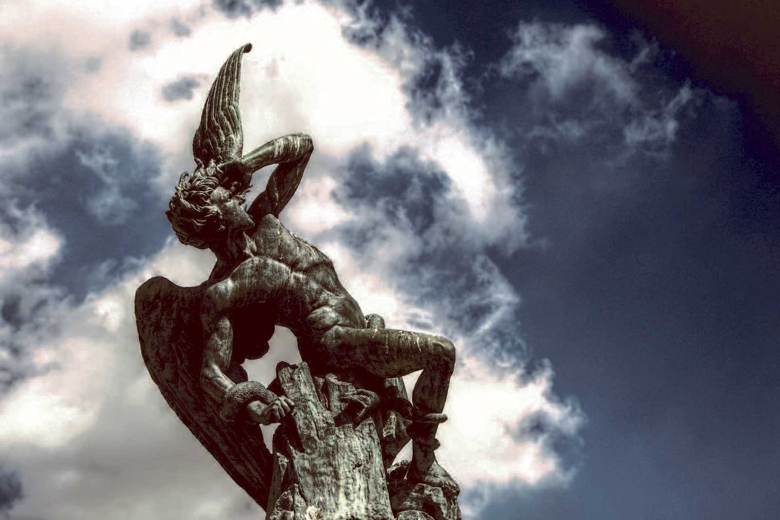 How to see the statue of Lucifer in Madrid