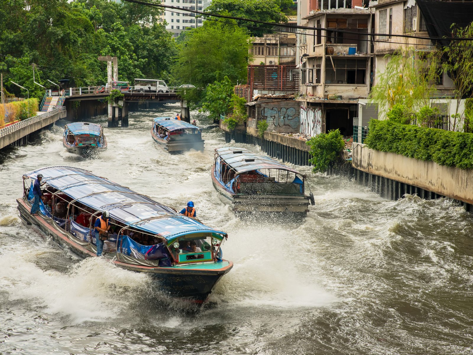 How to ride in a boat on the canals of Bangkok in Bangkok