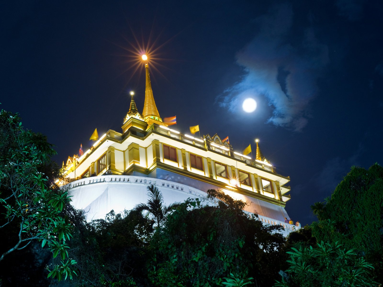 How to get on the top of the Temple of the Golden Mount in Bangkok