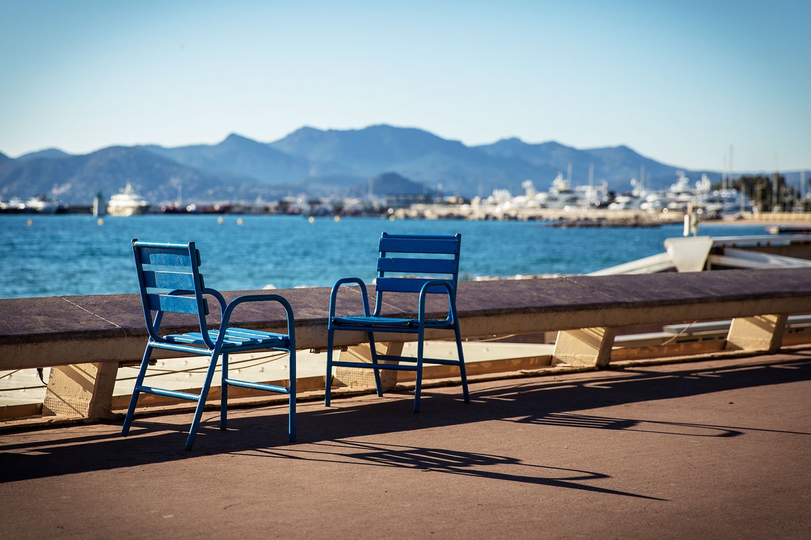 How to have a rest in the blue chair on the Promenade de la Croisette in Cannes