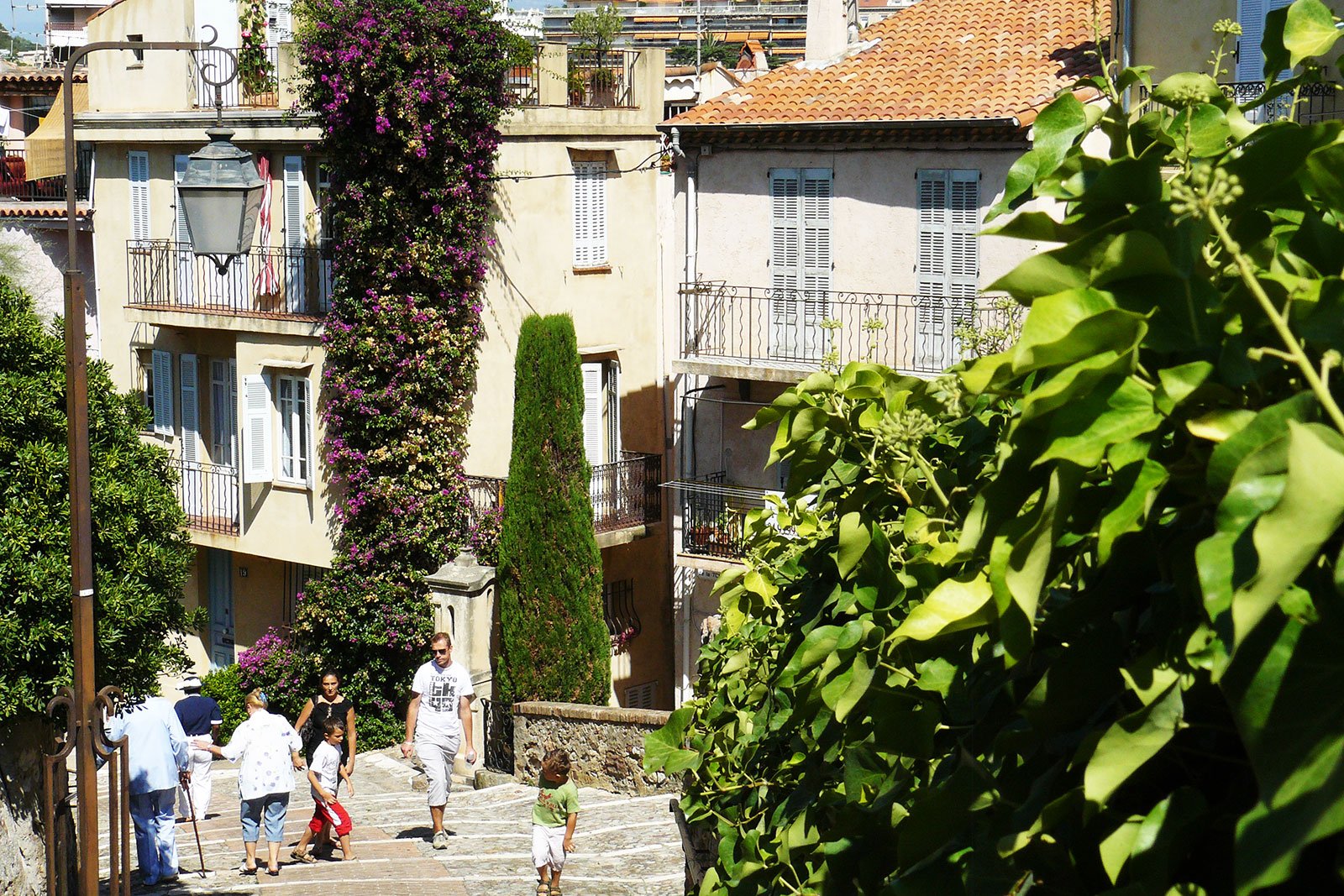 How to walk through the Old City in Cannes