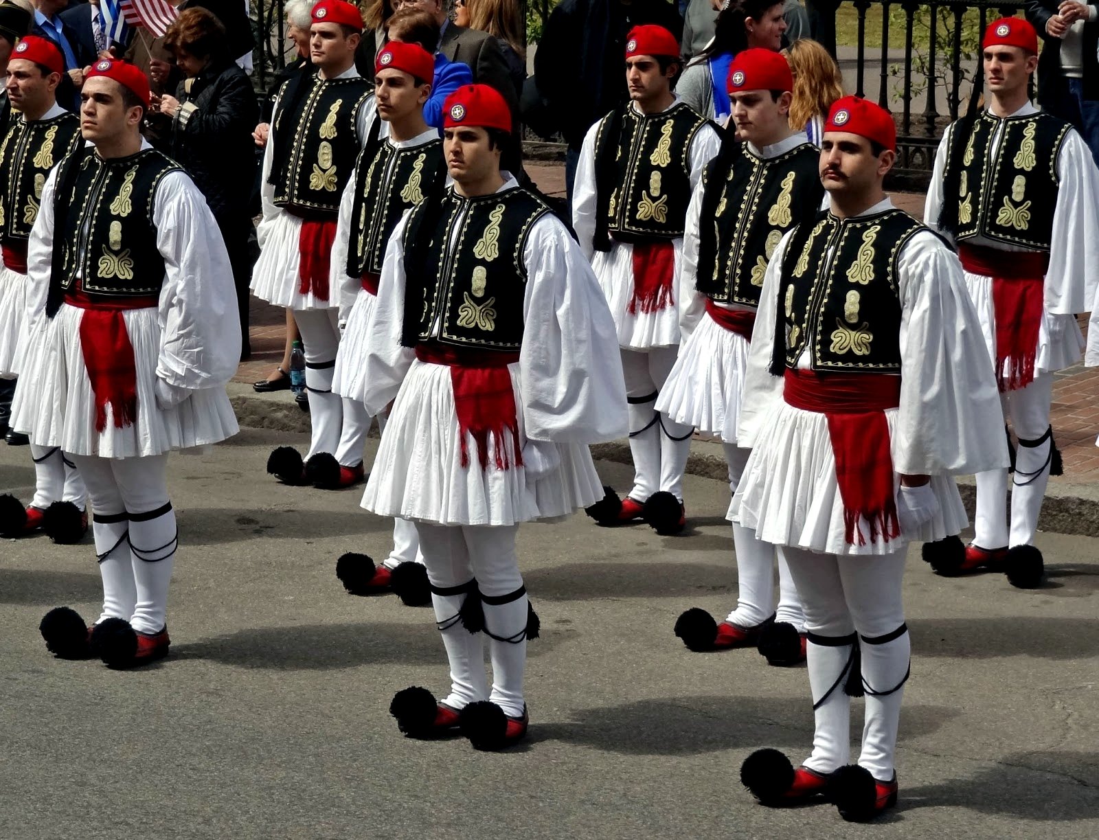 How to see changing the guard of the Evzones in Athens