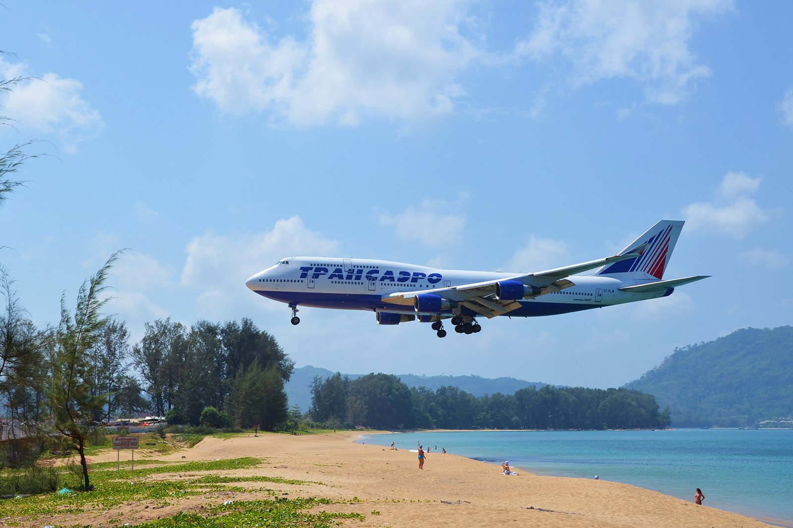 How to watch the plane landing in a glissade in Phuket