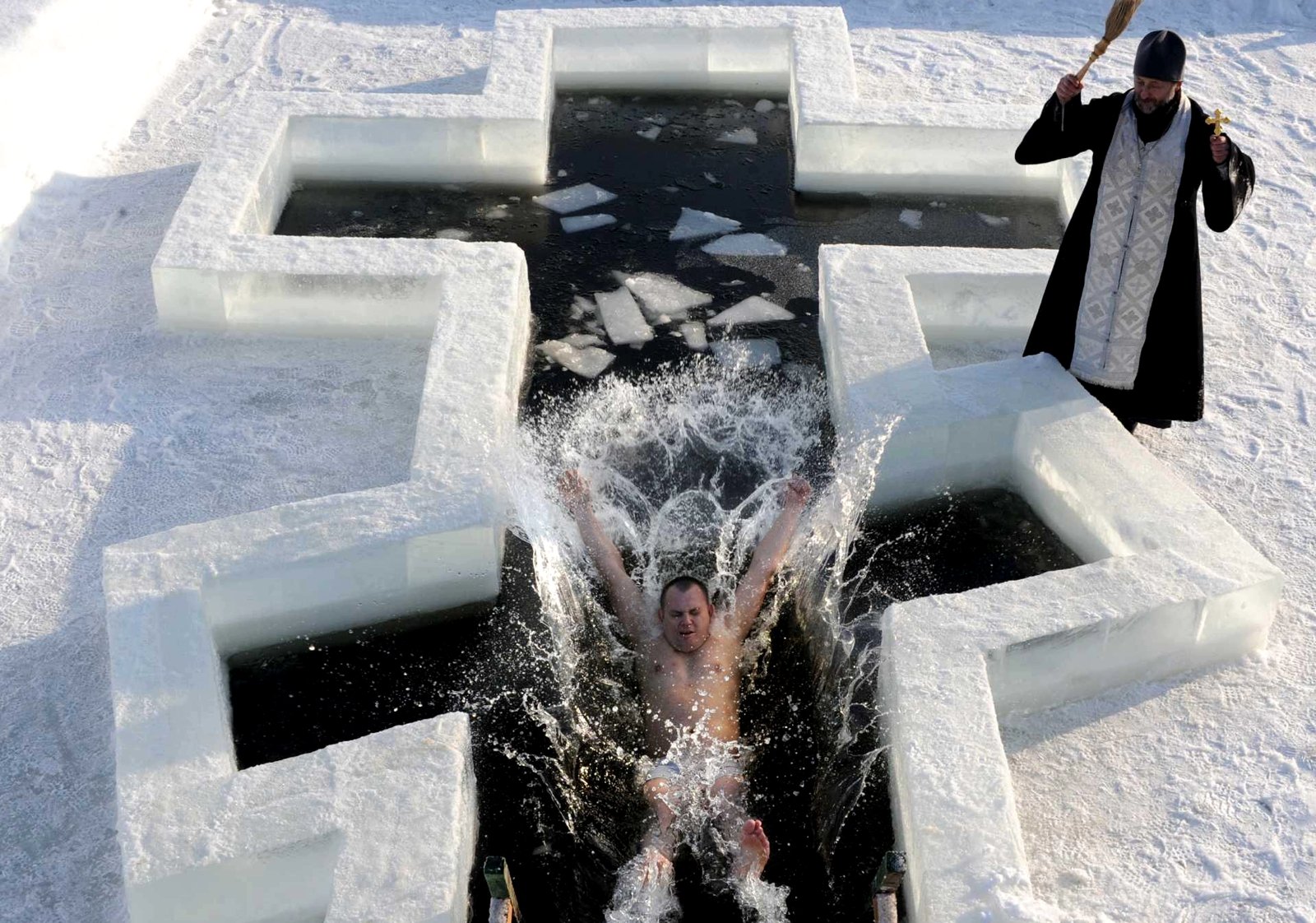 How to dive in the ice-hole on Baptism in Kiev