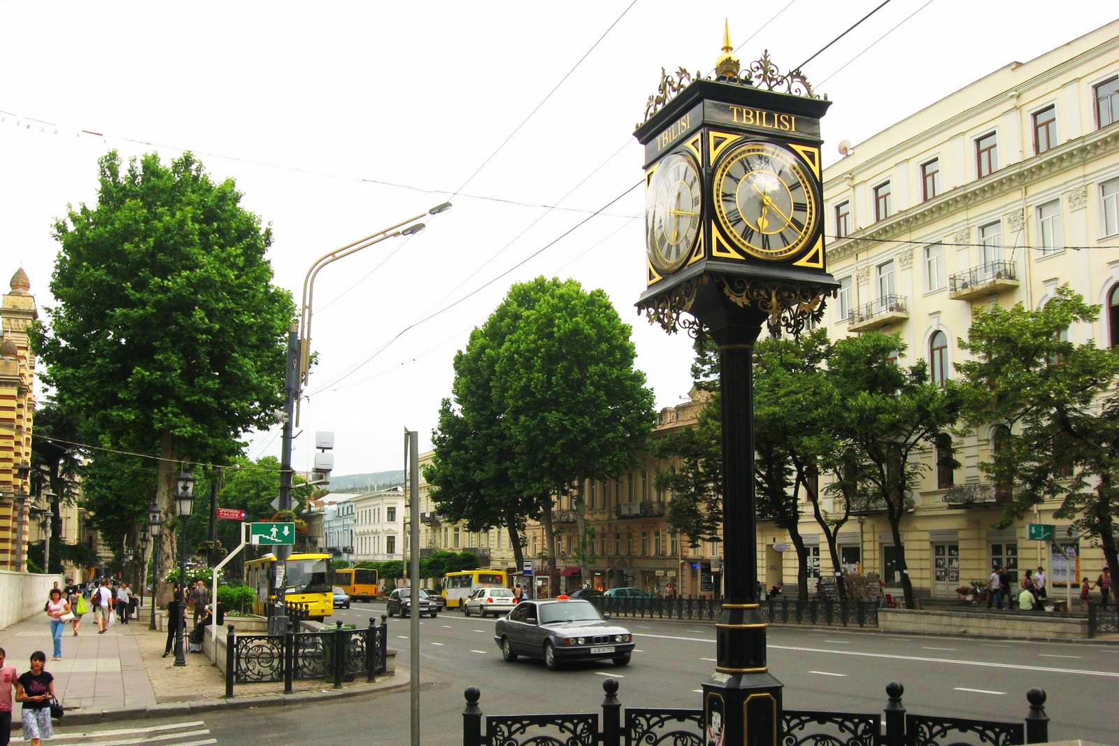 How to walk along Rustaveli Avenue in Tbilisi