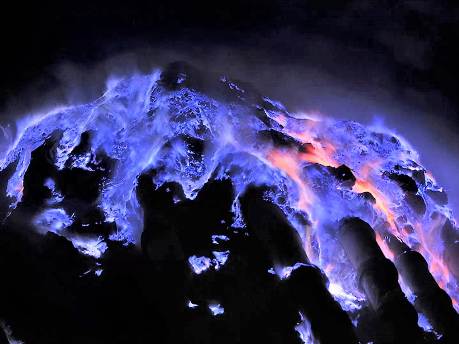 How to watch the blue flame of the Ijen Volcano on Java island