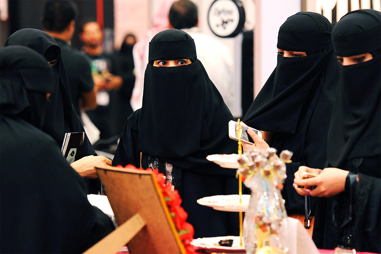 How to try on niqab in Dubai