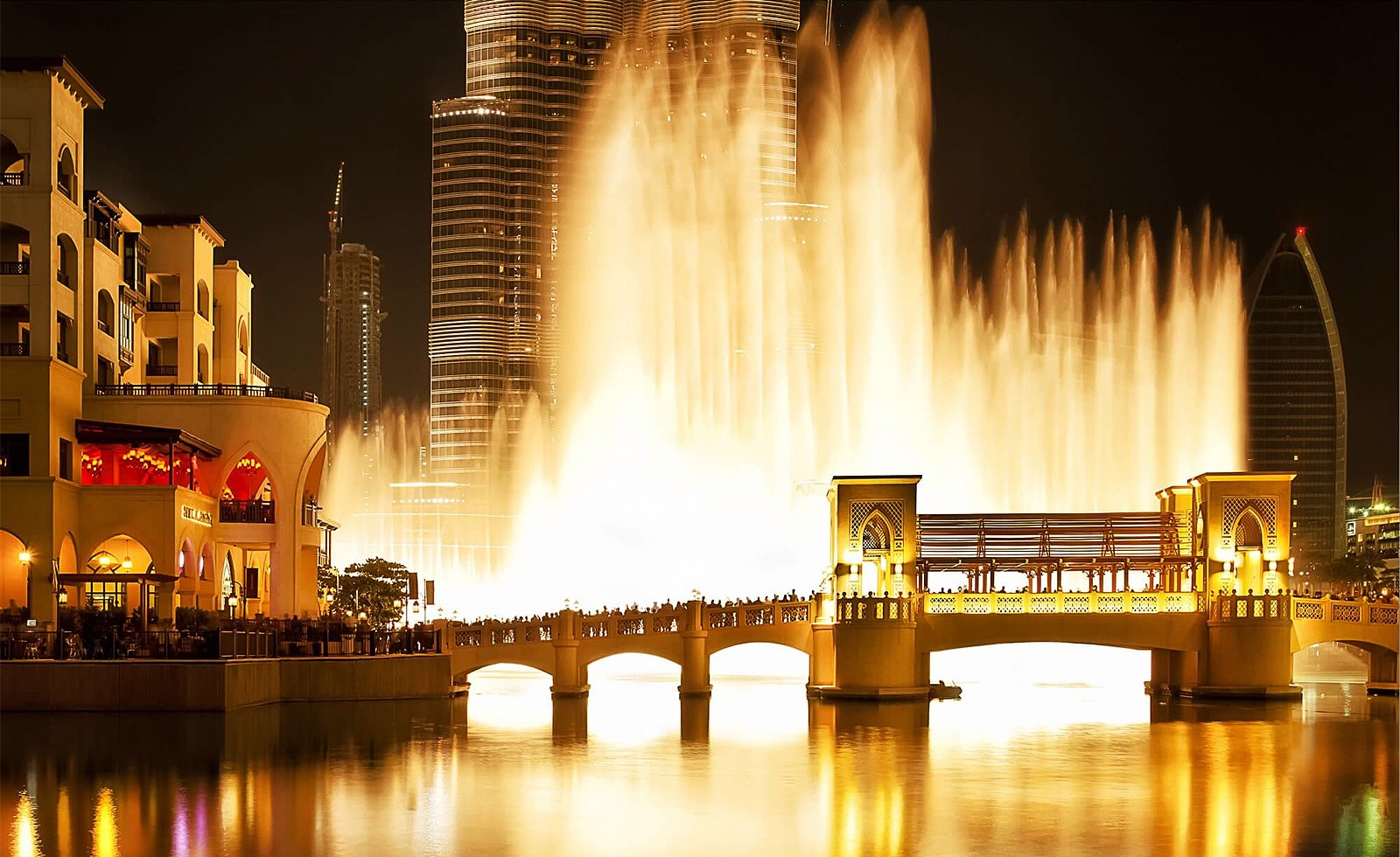 How to admire the singing fountain in Dubai