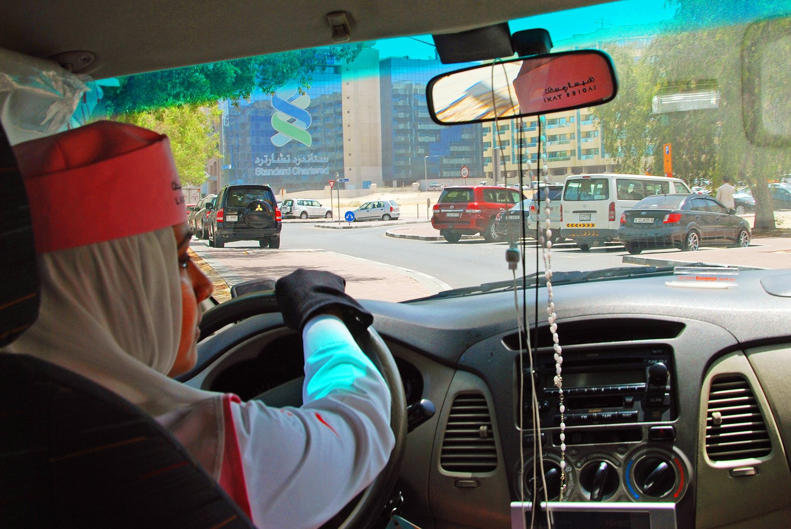 How to take a taxi for women in Dubai