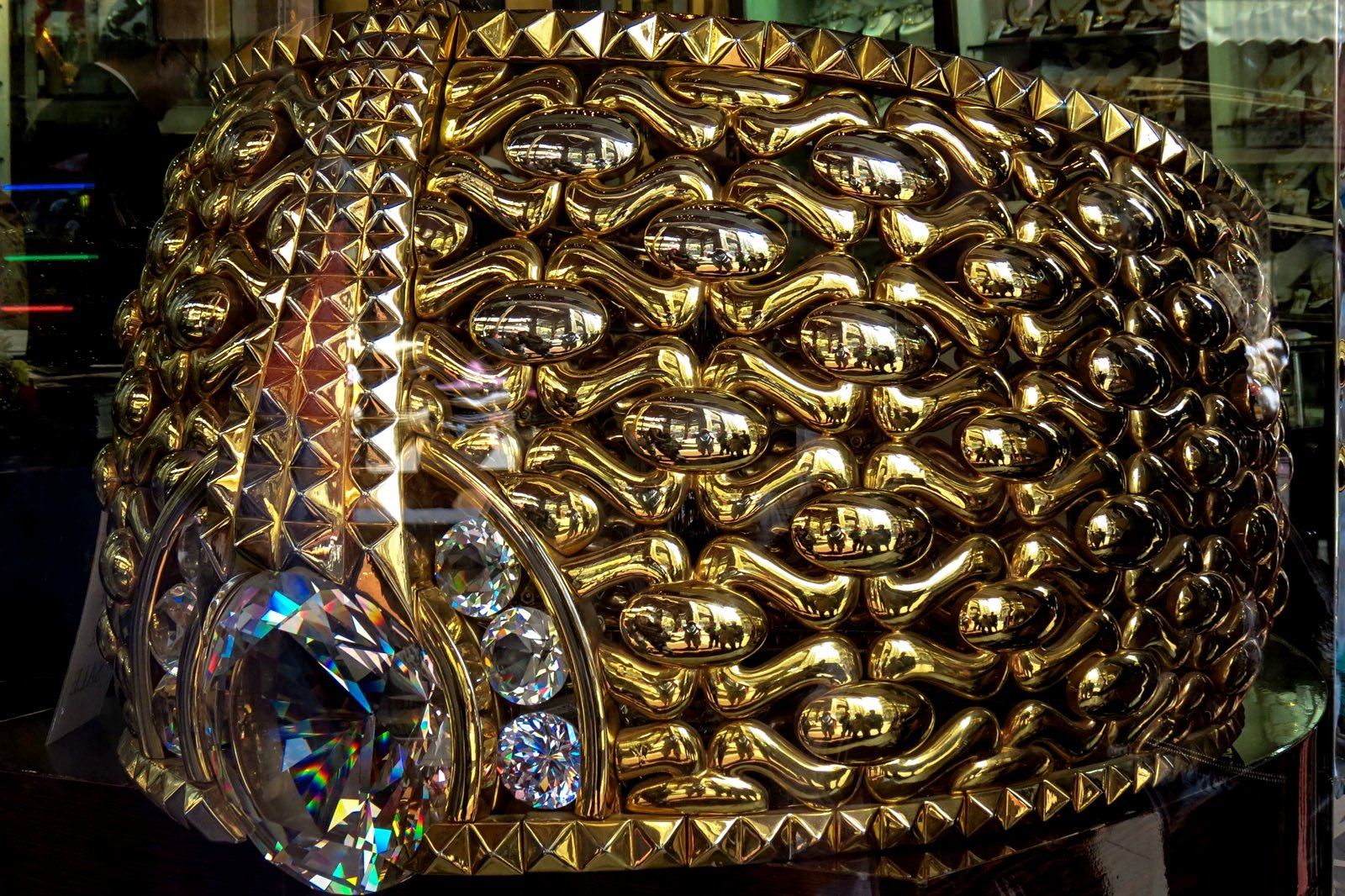 How to see the largest gold ring in the world in Dubai