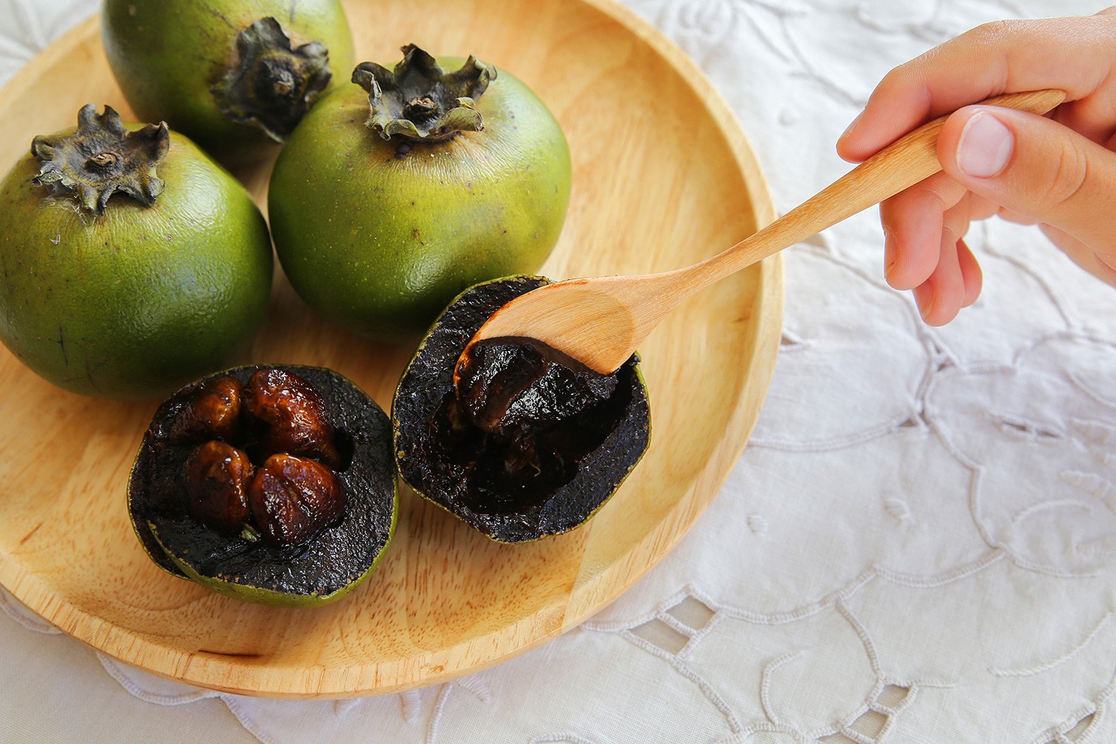 How to taste black sapote fruit in Port Louis