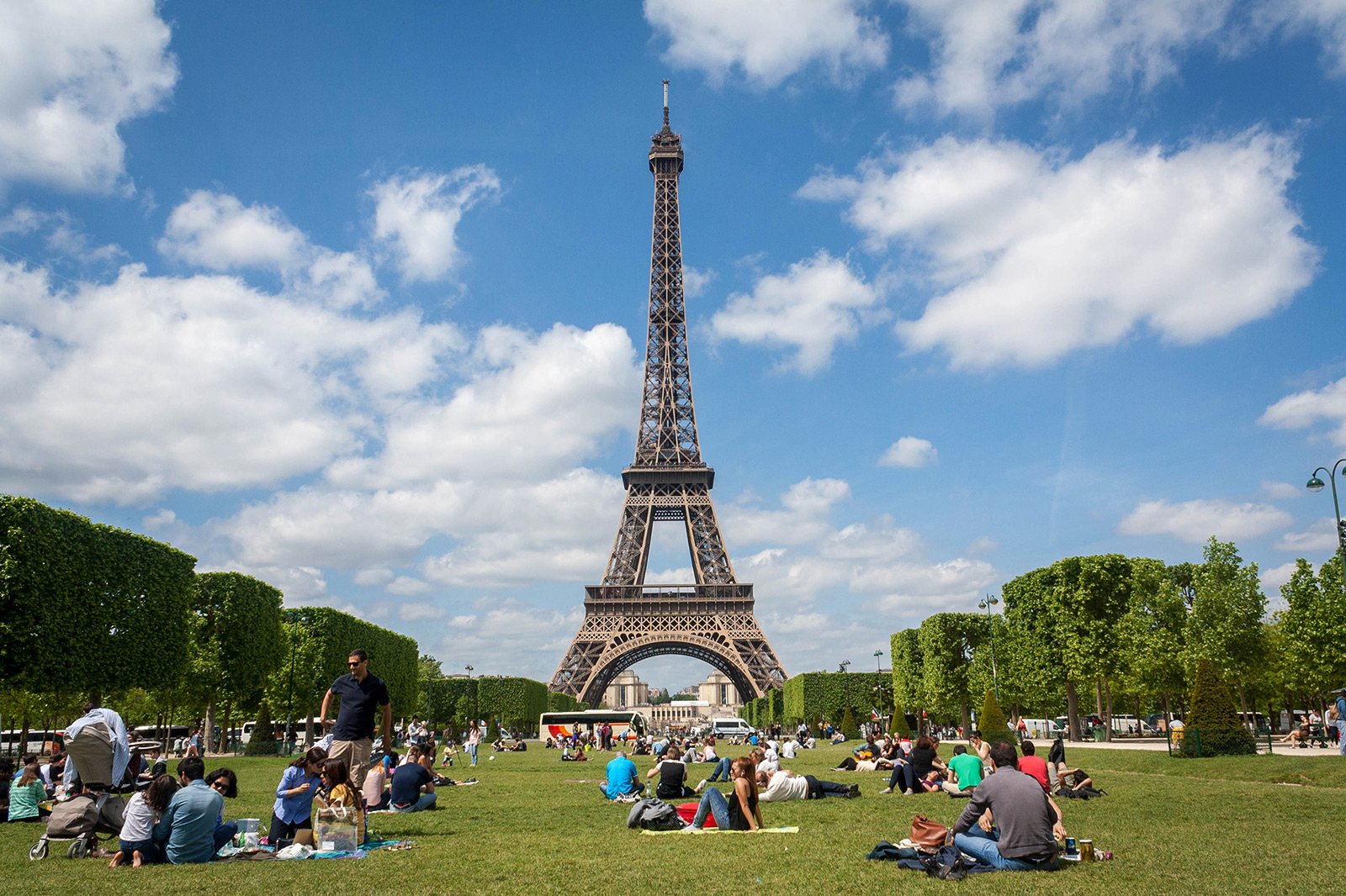How to have a picnic on Champ de Mars in Paris