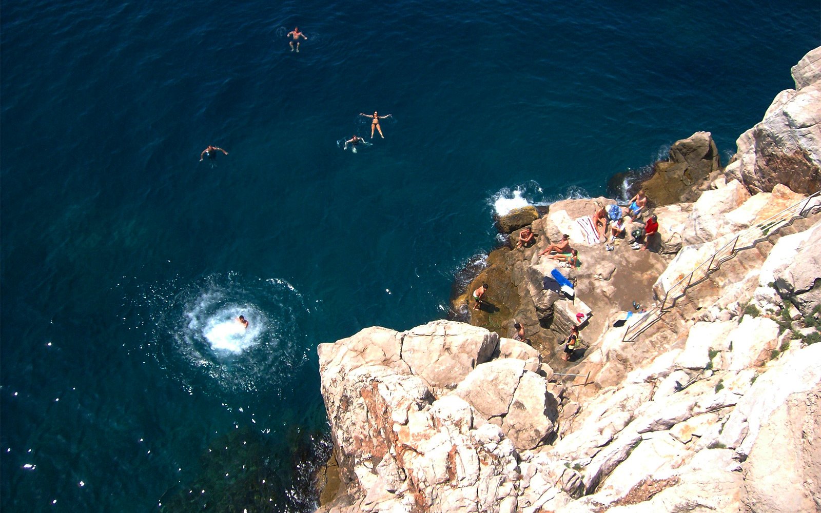 How to try cliff jumping on Buza beach in Dubrovnik