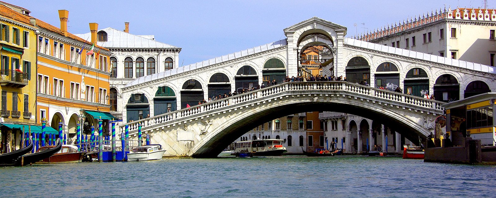 How to take a walk through the Rialto Bridge in Venice
