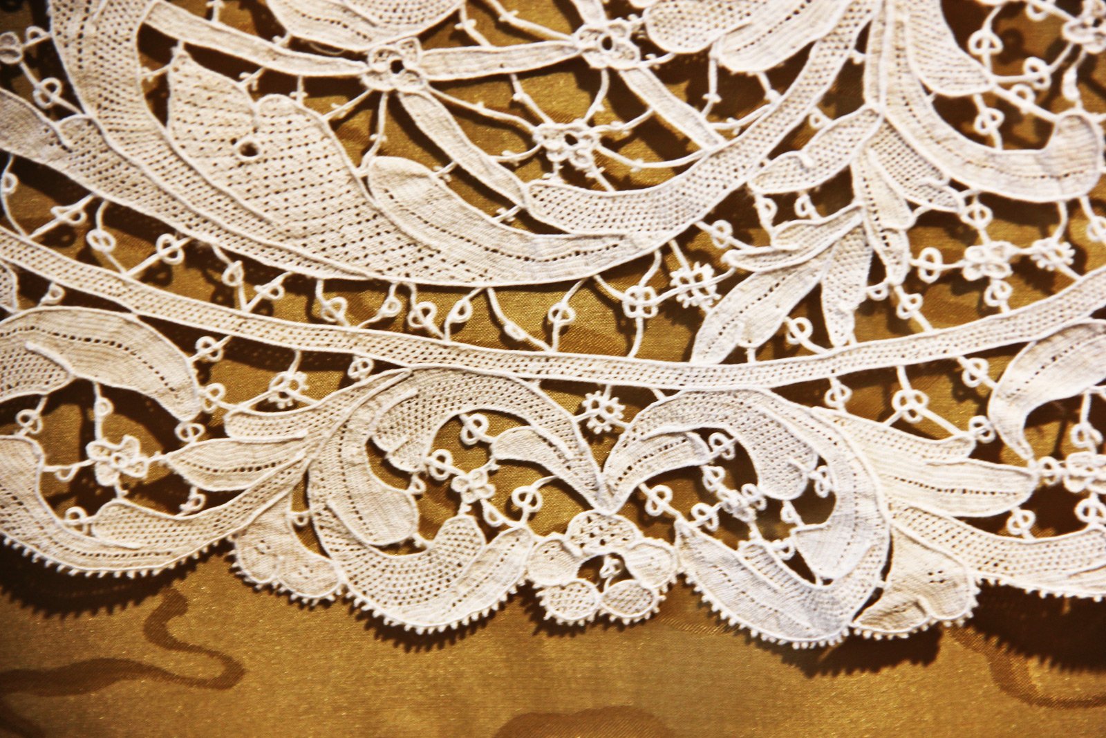 How to buy Burano lace in Venice