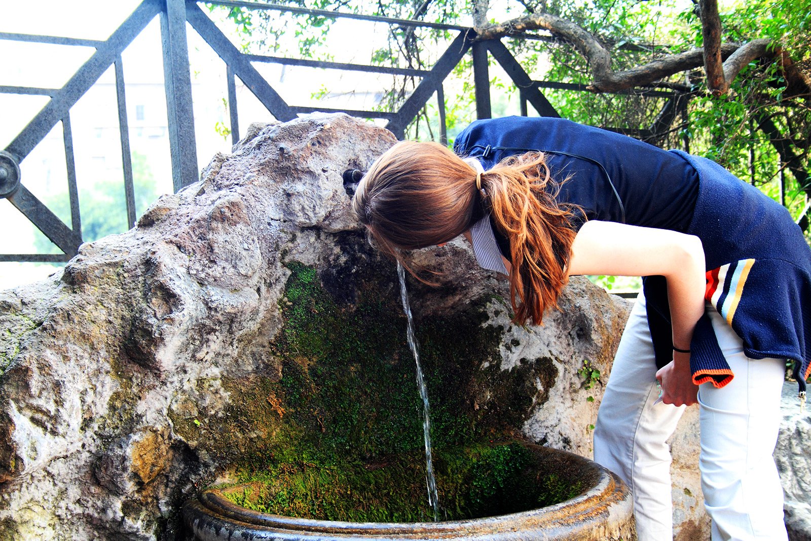 How to drink water from fontanelle in Rome