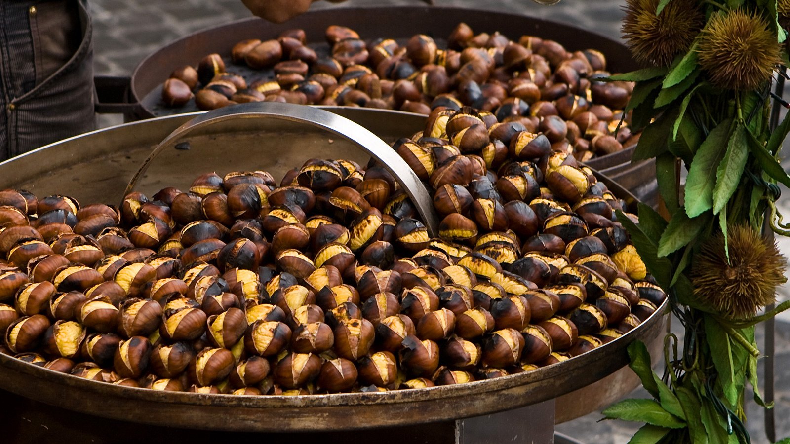 How to try roasted chestnuts in Rome