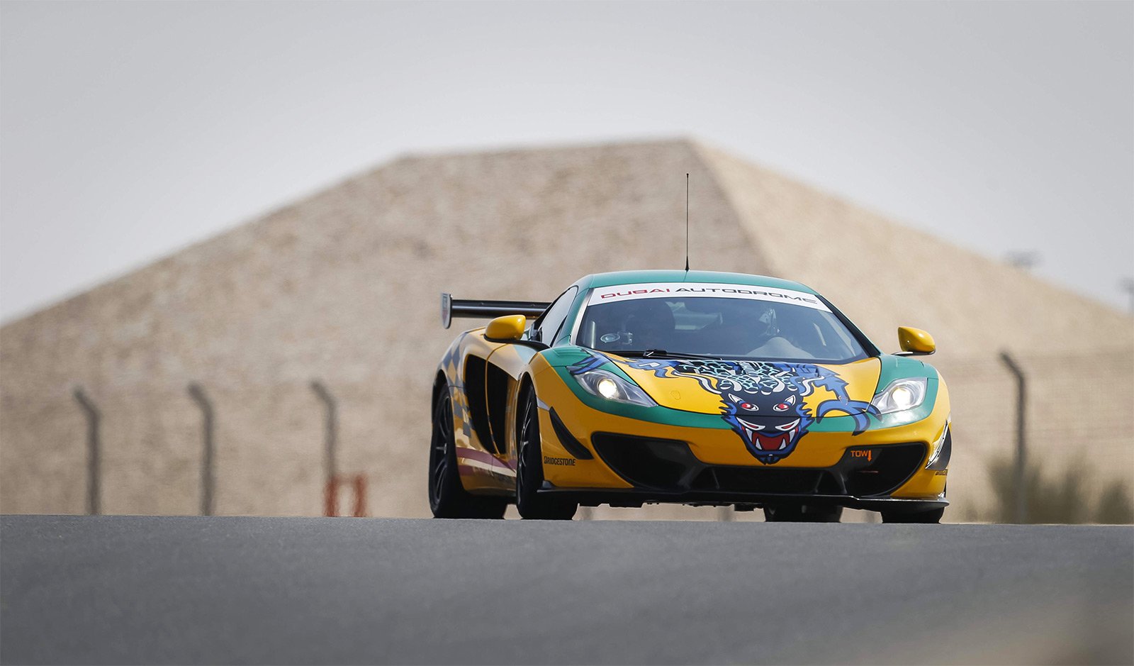 How to drive a thoroughbred McLaren Racing Machine in Dubai