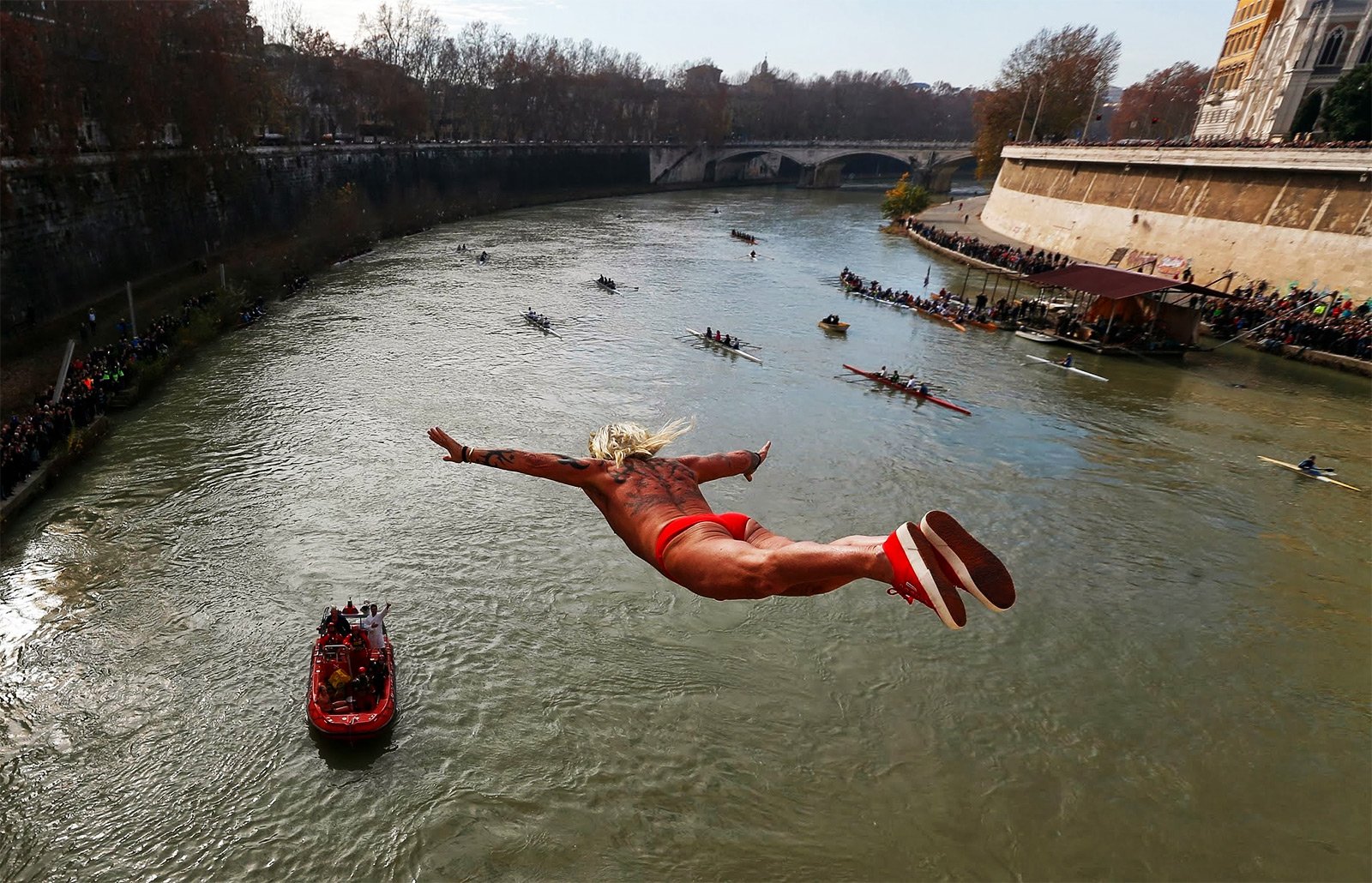 How to jump into Tiber river on the 1st of January in Rome