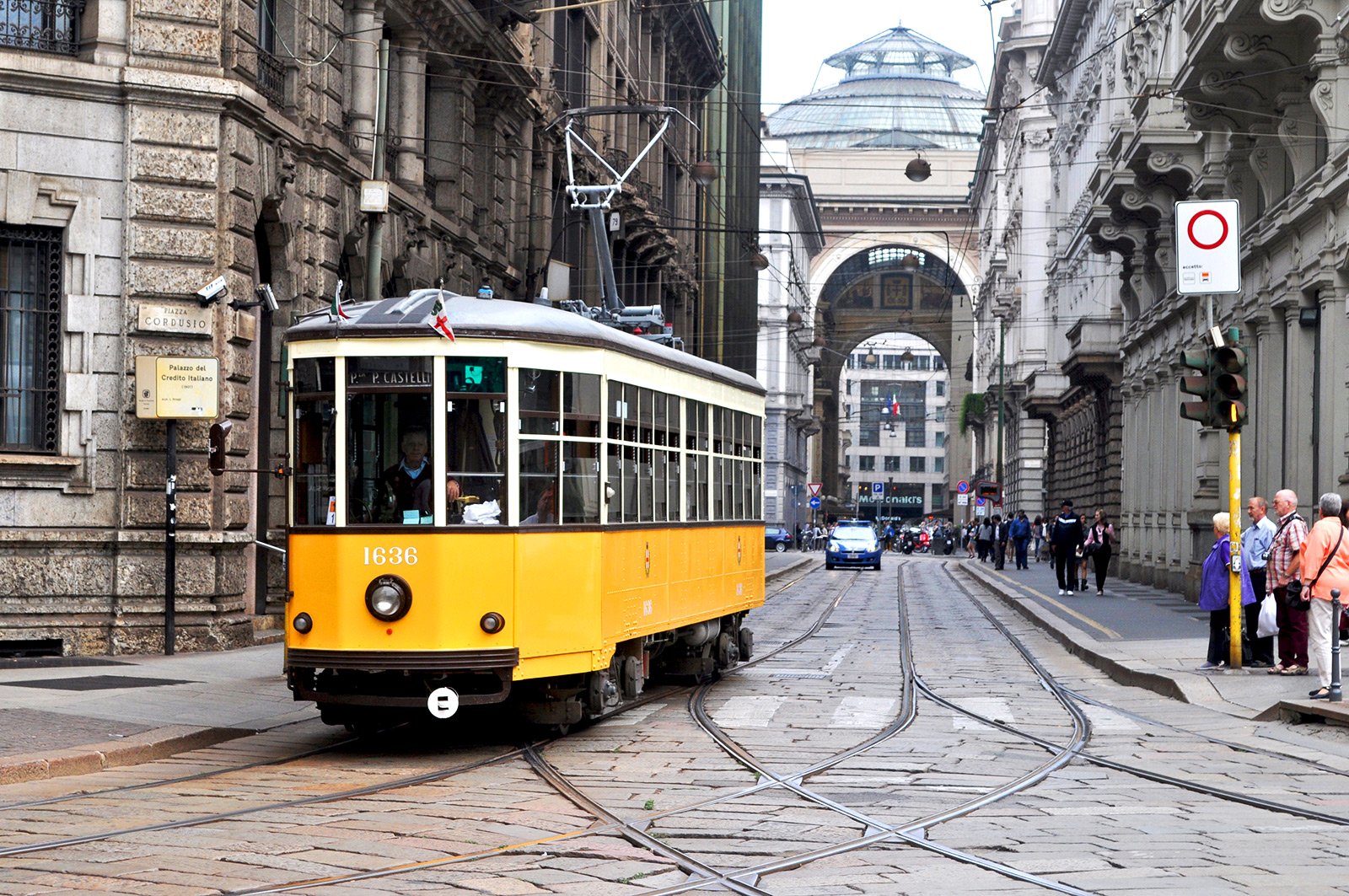 How to ride around the city on the historic tram #1 in Milan