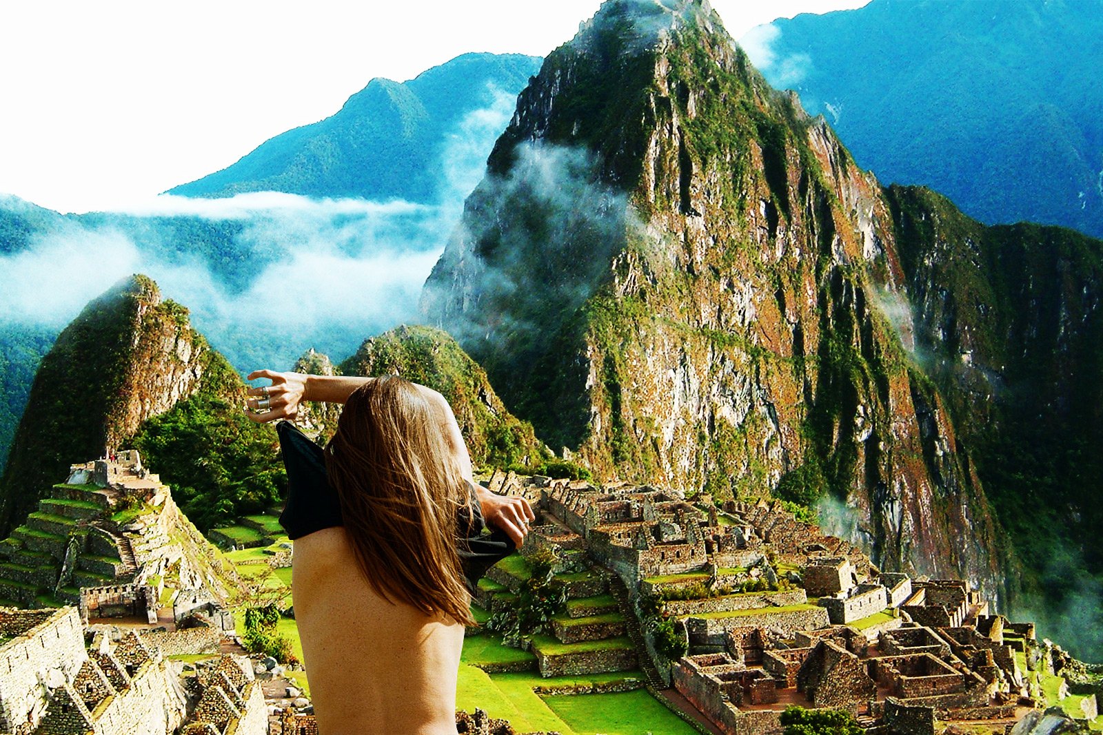 How to take a naked selfie on the background of Machu Picchu in Aguas Calientes