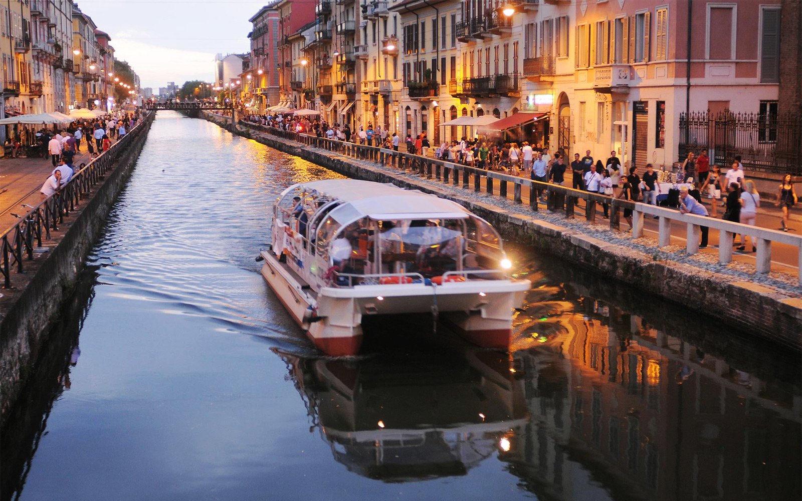 How to ride in a boat on the canals of Milan in Milan