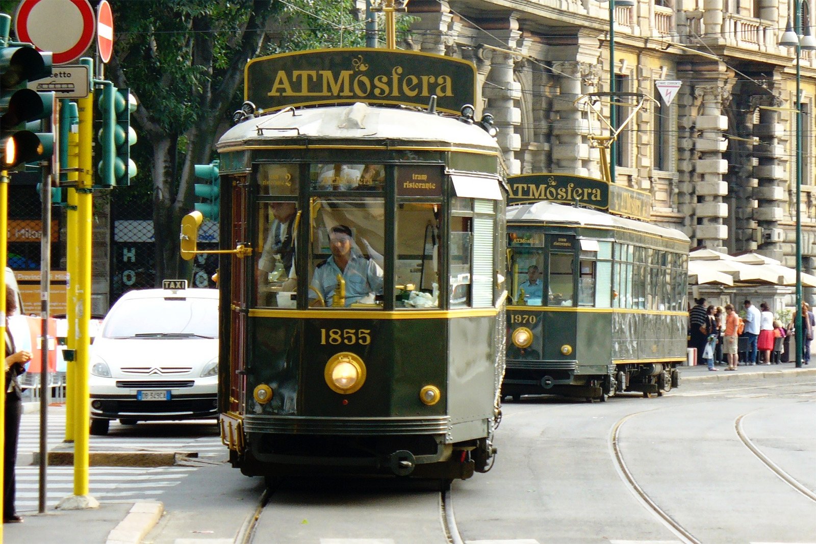 How to dine in the retro tram in Milan