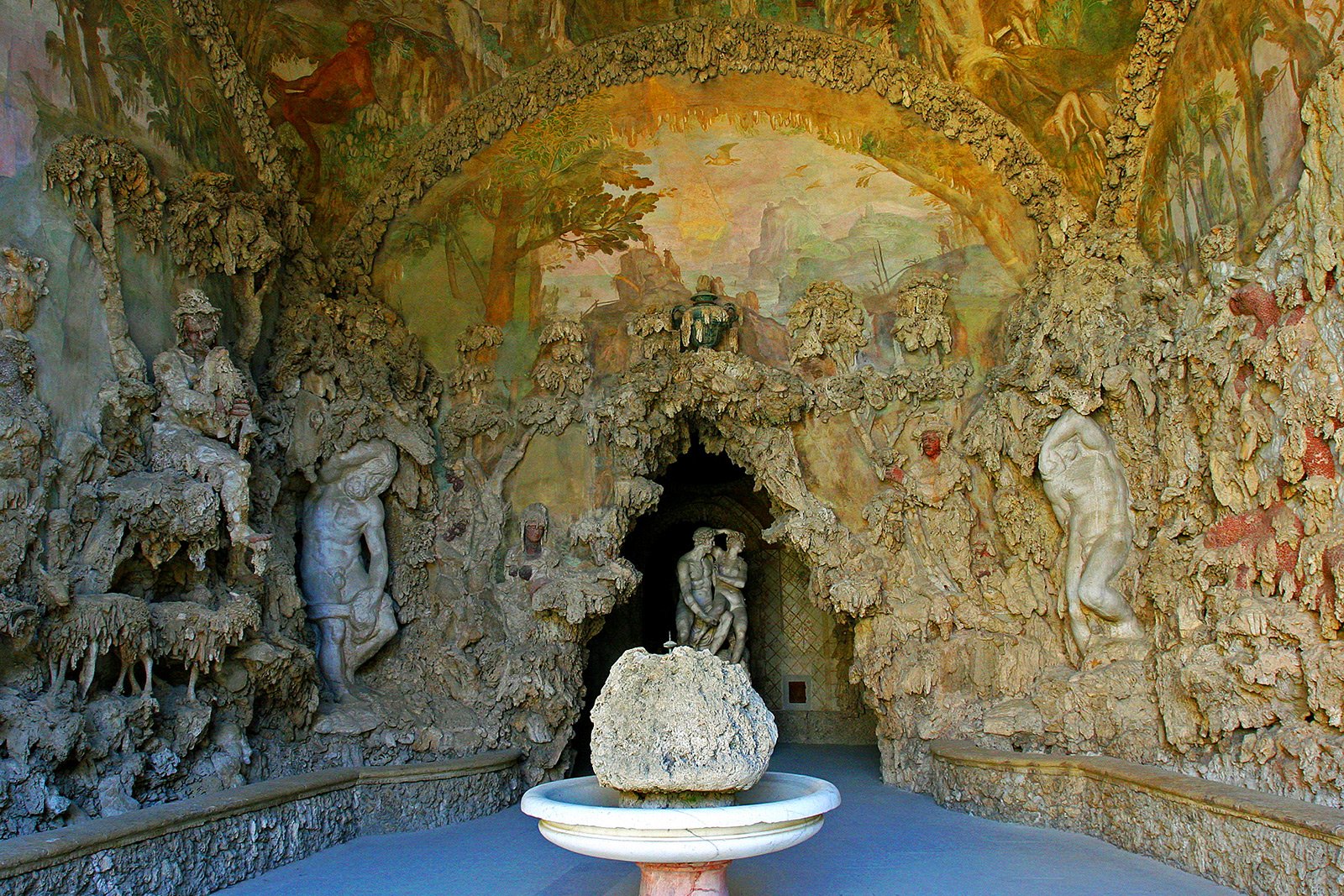 How to find the secret passage in the Buontalenti Grotto in Florence