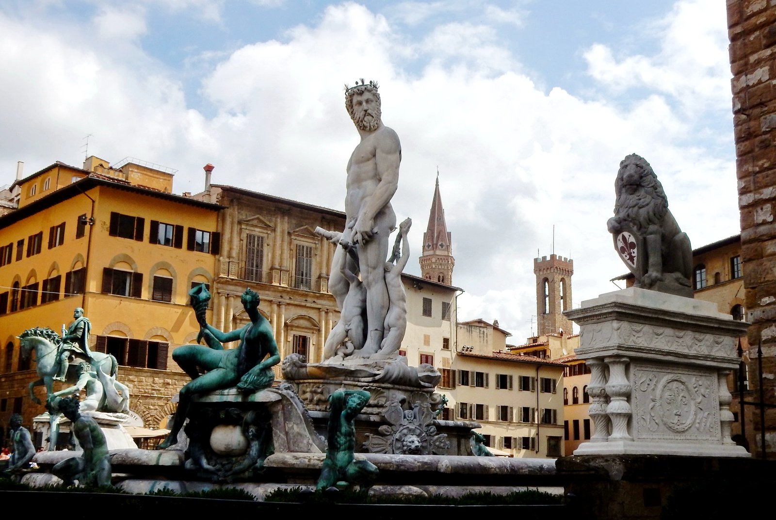 How to admire the sculpture on Piazza della Signoria in Florence