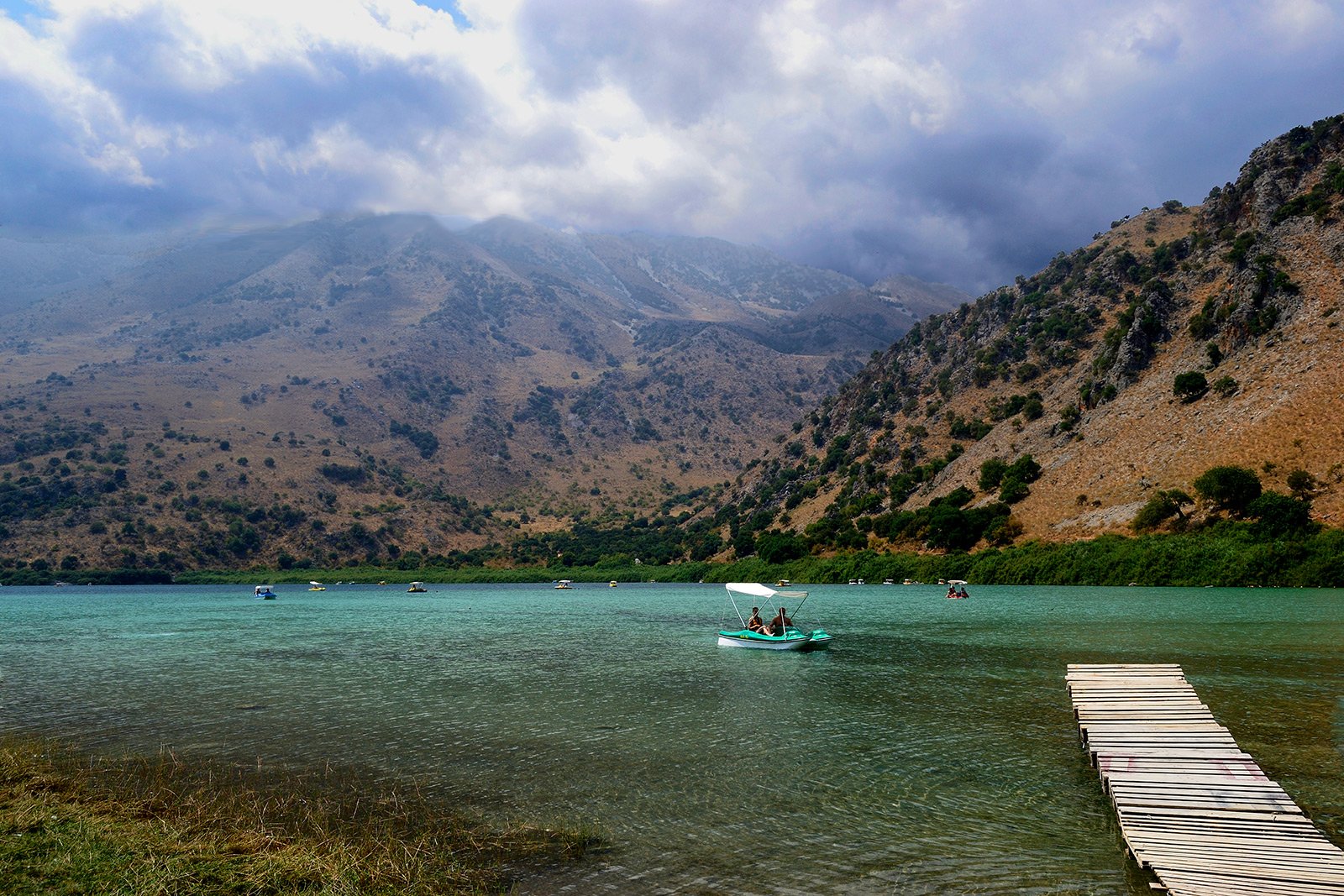 How to dive from the catamaran in lake Kournas on Crete