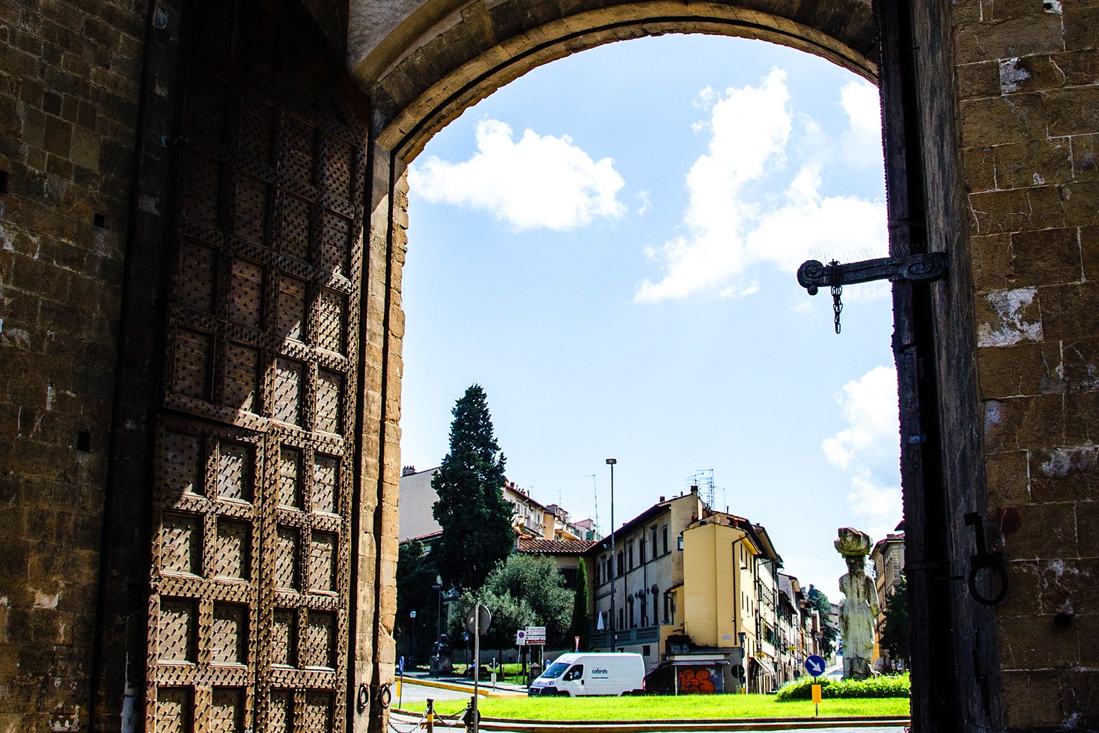 How to go through Porta Romana in Florence