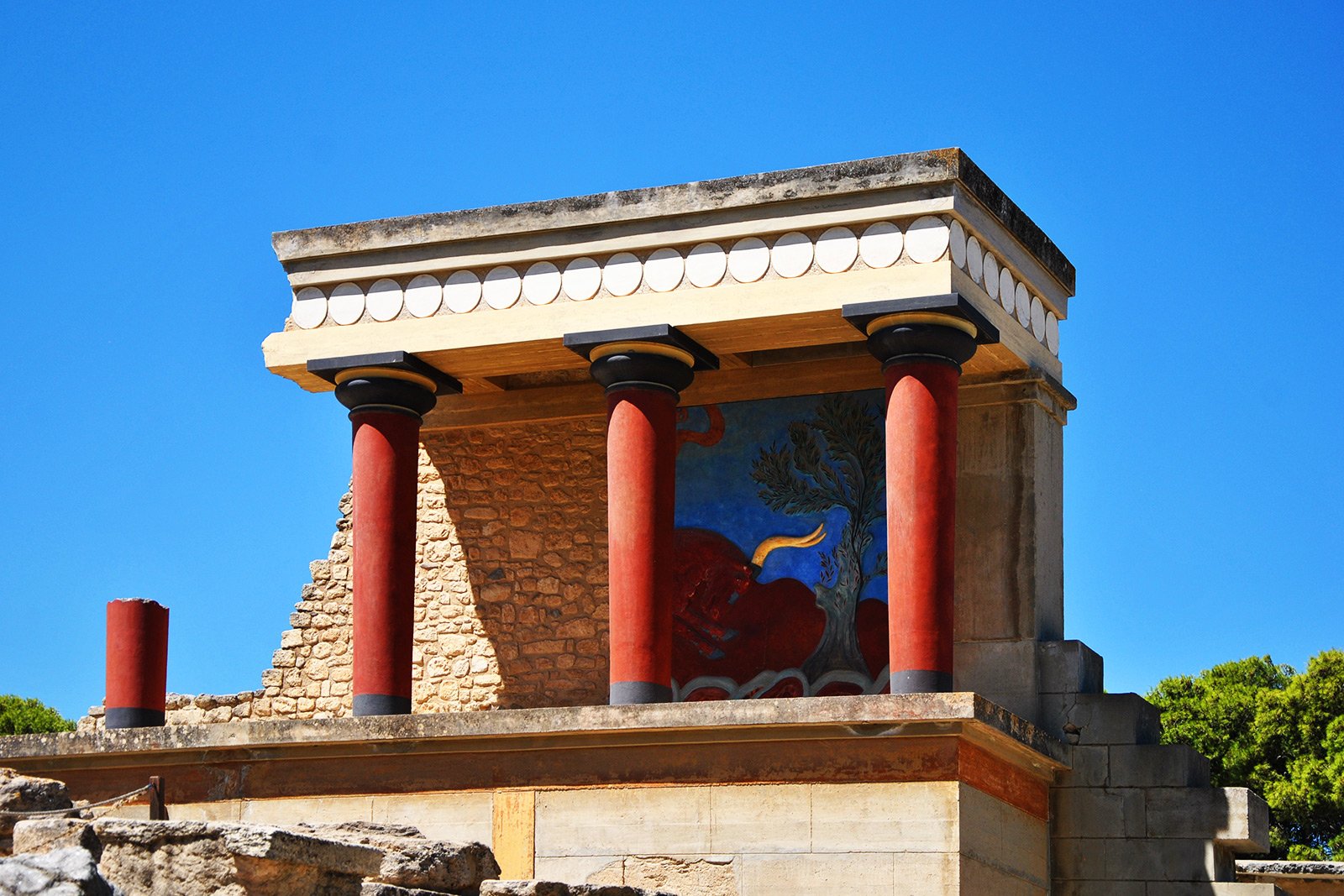 How to walk through the ruins of Knossos Palace on Crete