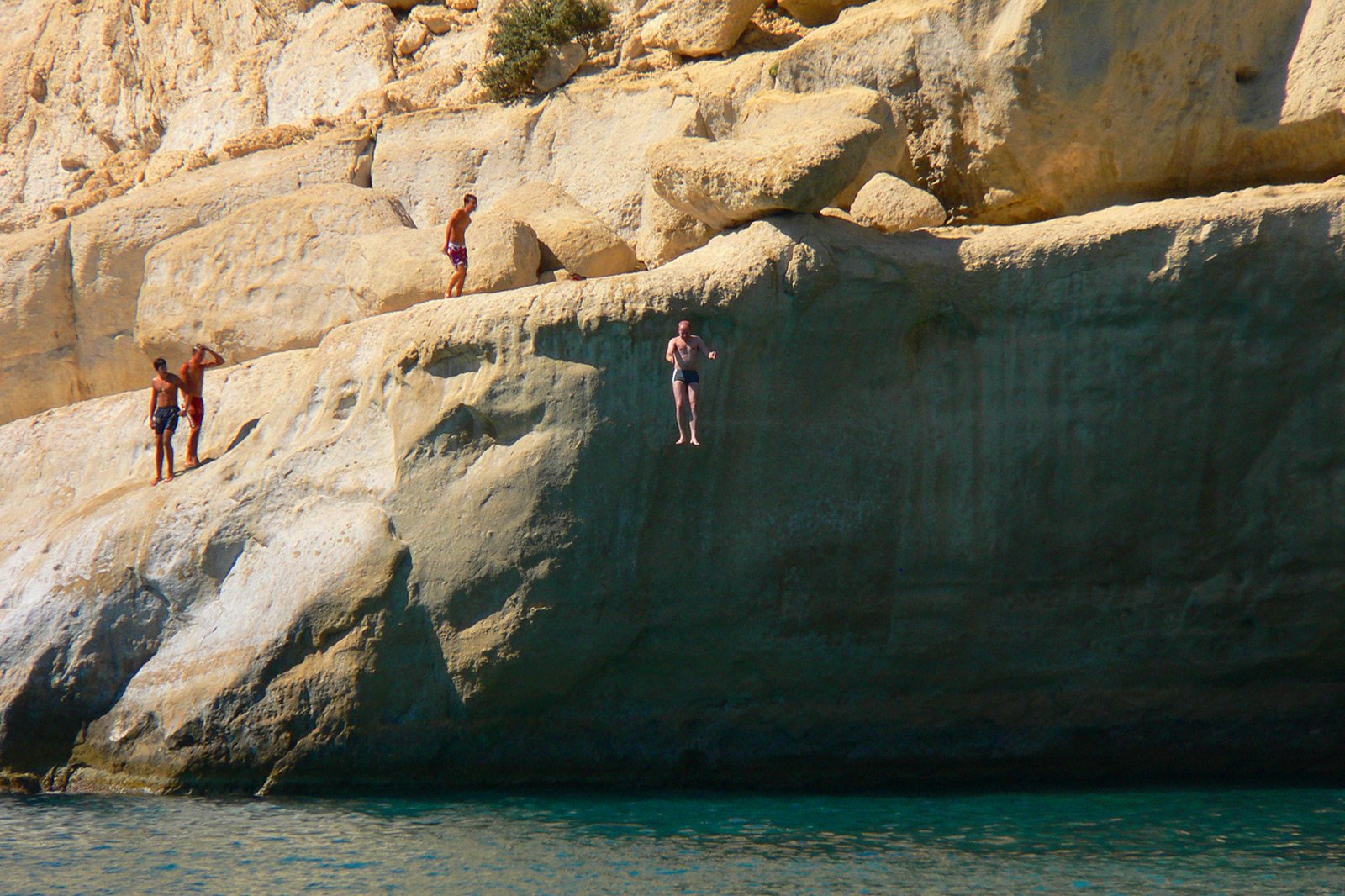 How to dive from the rocks on the Matala beach on Crete