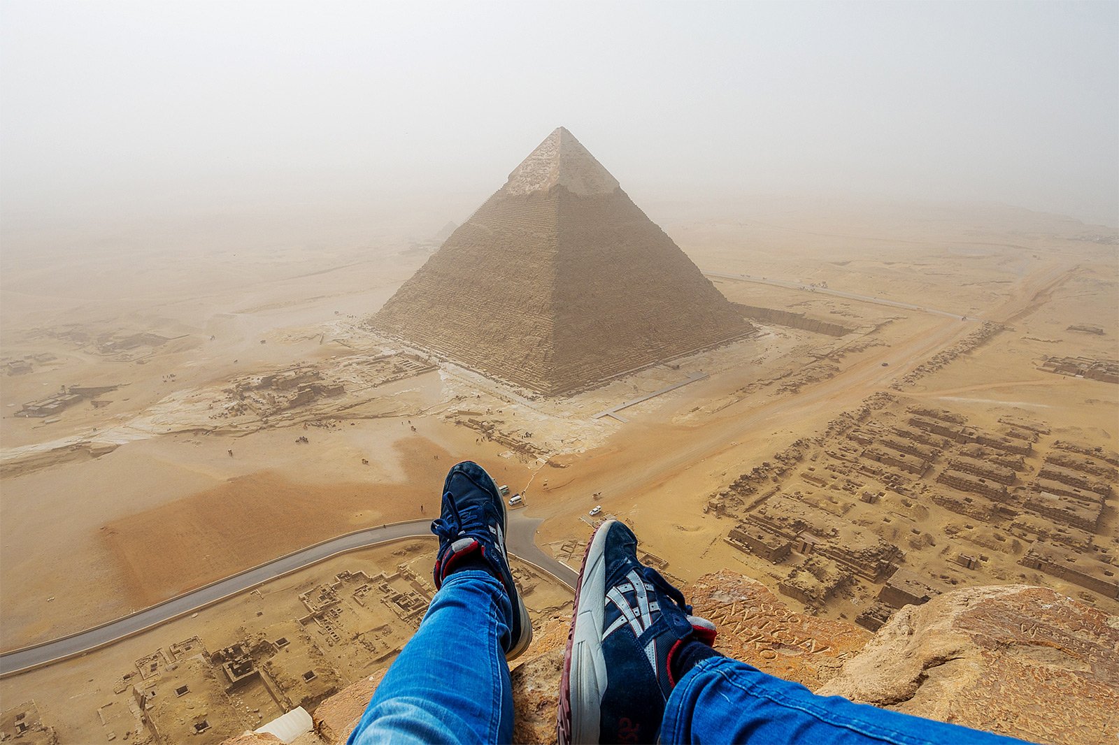 How to climb to the top of the Pyramid of Cheops in Cairo
