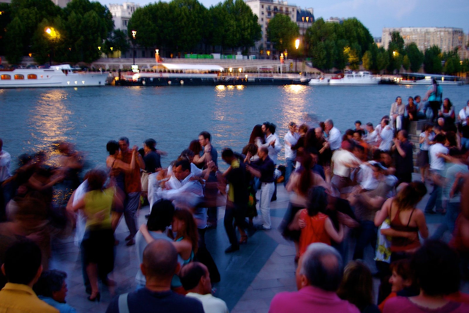 How to dance tango on the bank of the Seine in Paris