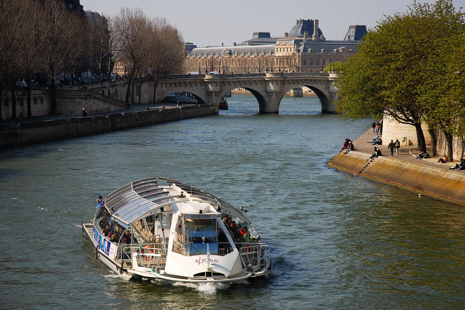 How to ride on the batobus along the Seine in Paris