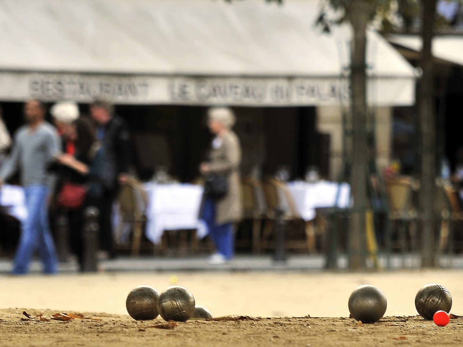 How to play petanque in Paris