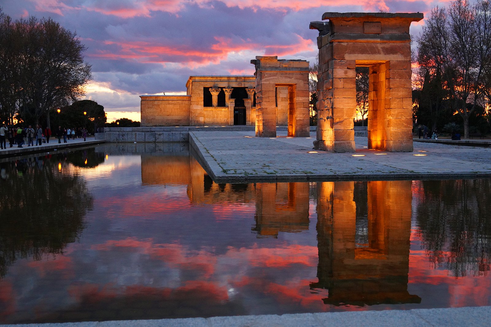 How to see the sunset on the observation deck of the Egyptian temple in Madrid
