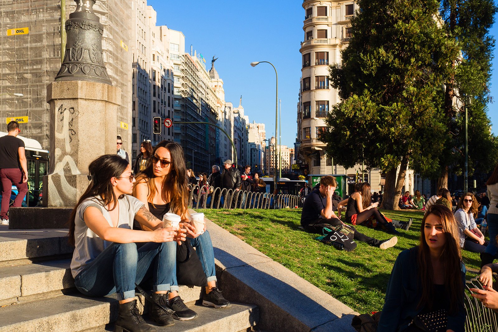 How to have a picnic on the Square of Spain in Madrid