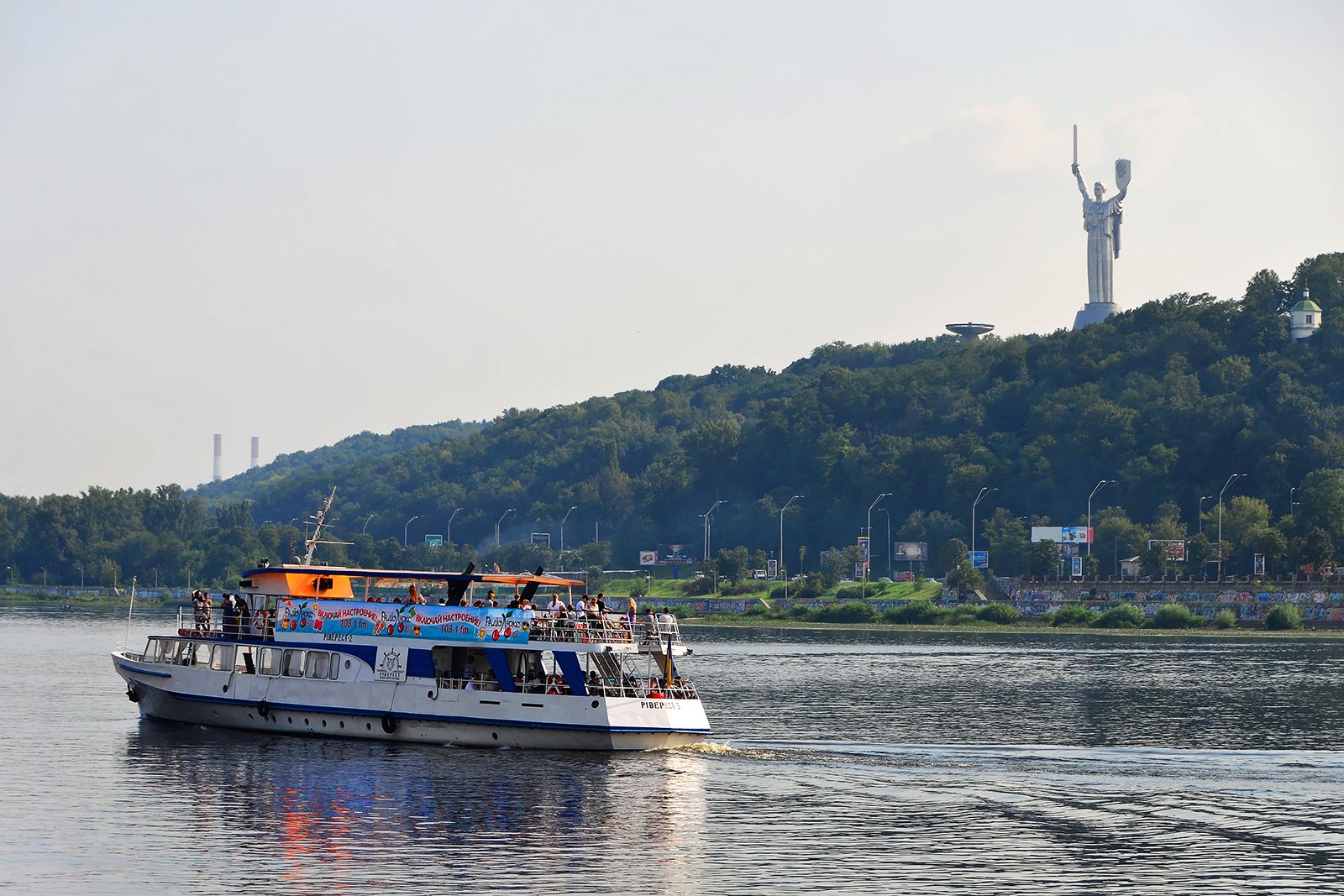 How to ride along the Dnieper on the river tram in Kiev