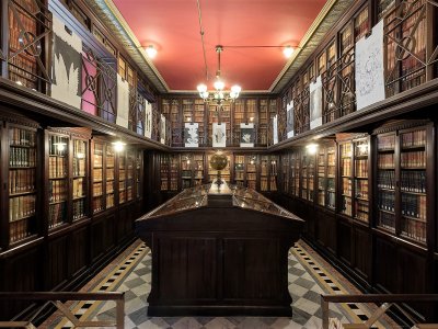 Visit the library of Masons in Barcelona