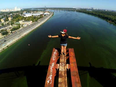Climb the Podilsko-Voskresensky Bridge in Kiev
