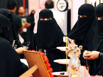 Try on niqab in Dubai
