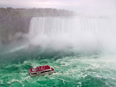 Take a boat to Niagara Falls in Toronto