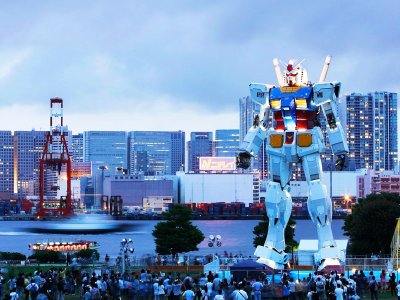 Take a picture with the giant robot in Tokyo