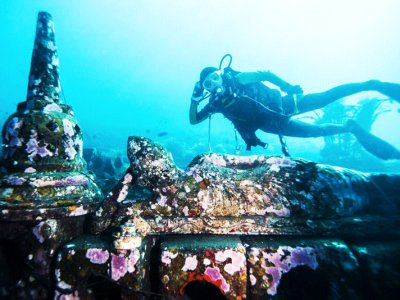 Dive to underwater temple in Bali