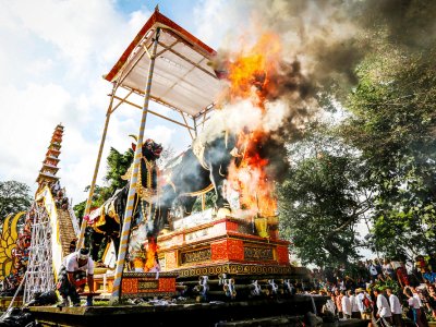 See a cremation ceremony in Bali